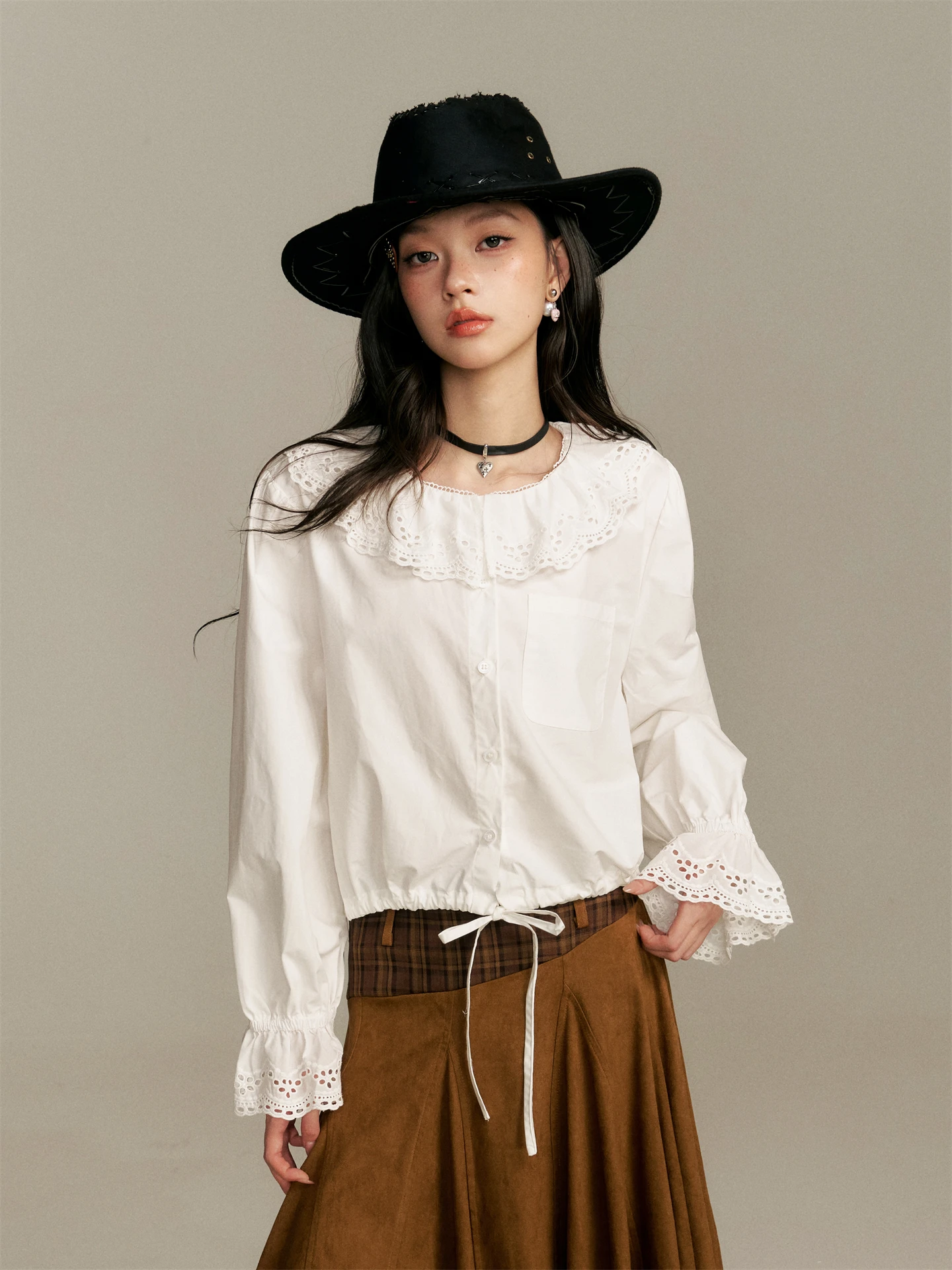 

Белая женская блузка с длинным рукавом, воротником-стойкой, кружевными вставками и вырезами, универсальный топ с рукавами-фонариками, не дающими объема, стандартной толщины.