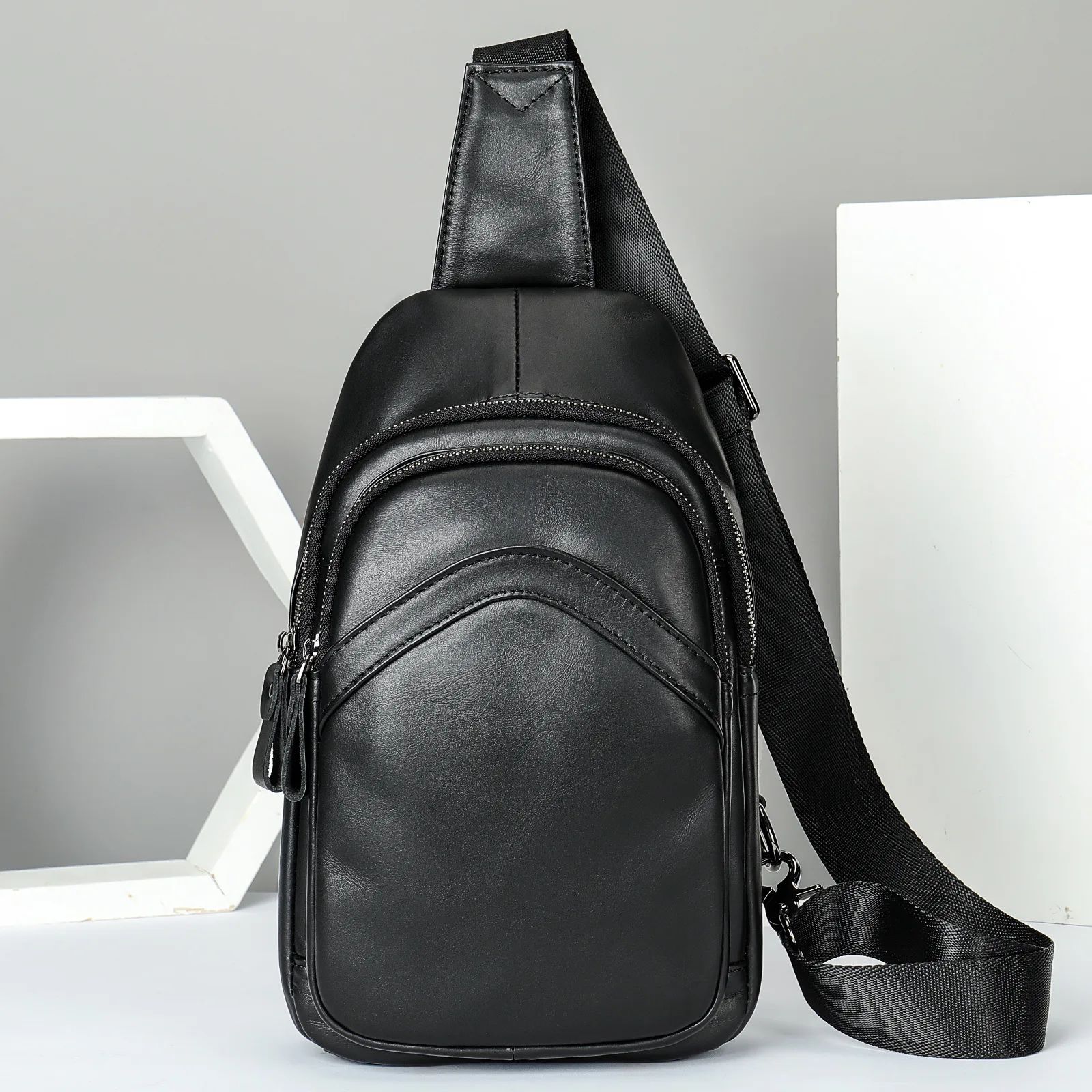 

100% genuine leather men's chest bag high quality cowhide Commuting travel shoulder bag sporty and daily casual crossbody bag