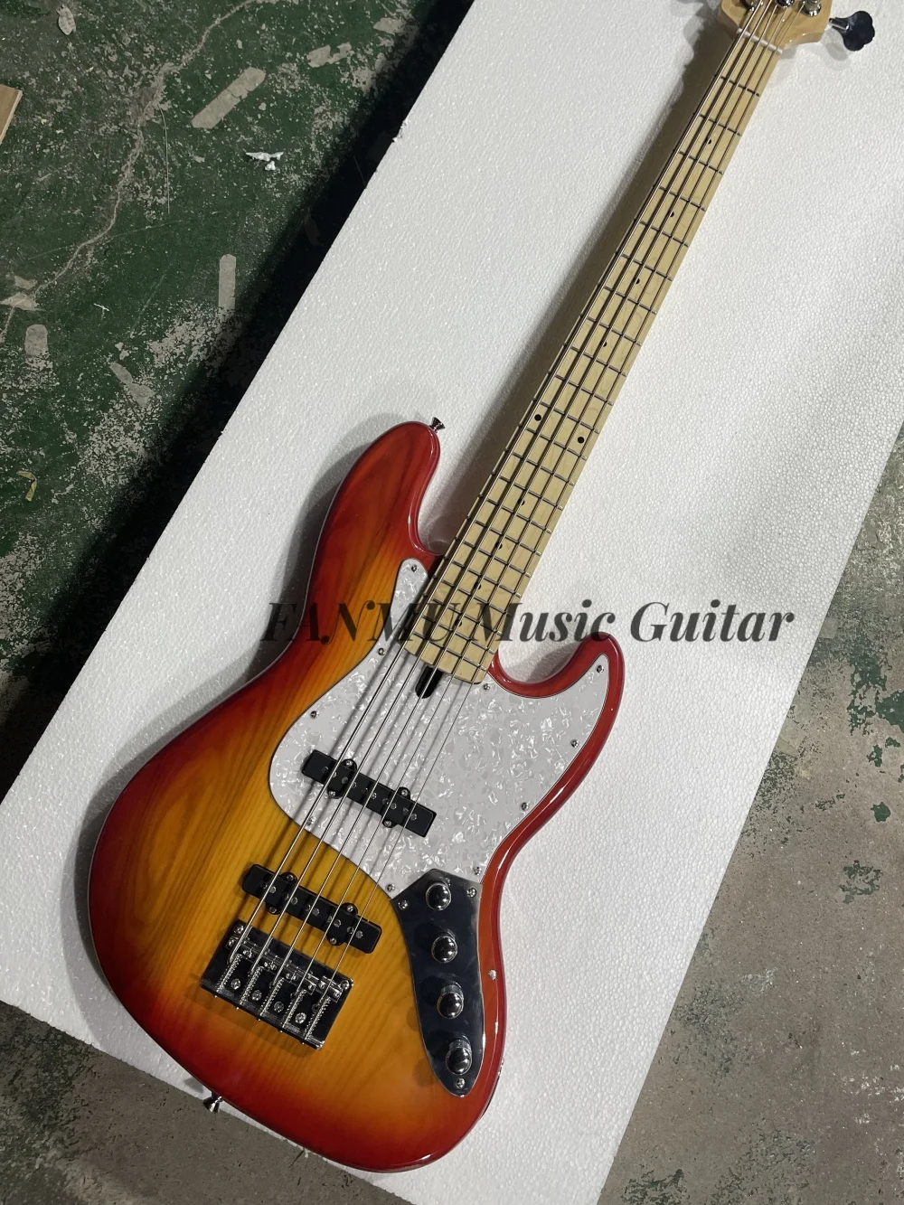 Bajo de 5 cuerdas, bajo Cherry Sunset, puente fijo, cuerpo de madera de fresno, diapasón de arce, batería activa, tablero de perlas blancas