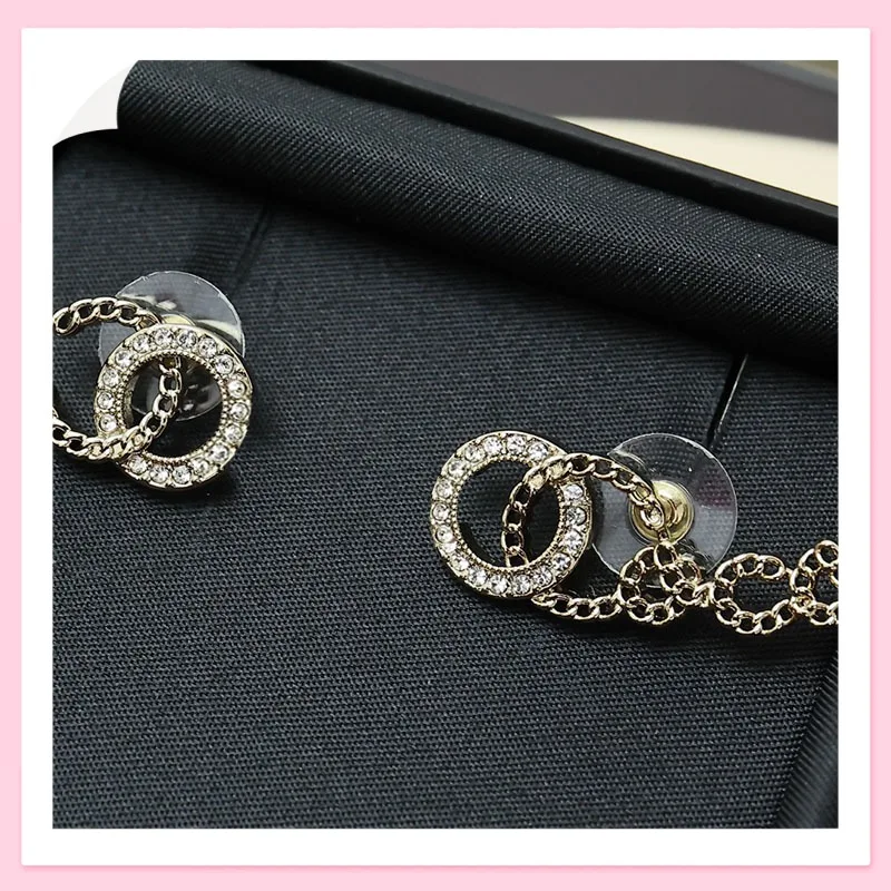 

Новые асимметричные серьги-гвоздики с полыми стразами и цепочками: простые, но необычные, универсальные на каждый день, женские, одиночные.