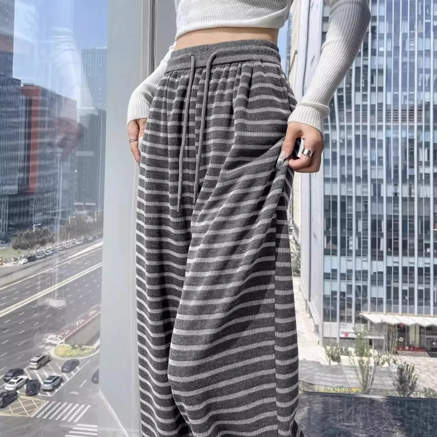 

Светло-серые полосатые широкие брюки для женщин: повседневные, свободные, стройнящие, прямые, струящиеся, модные, с высокой талией