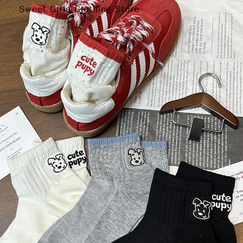 Kaus Kaki Katun Wanita Huruf Anak Anjing Bordir Kartun Kaus Kaki Tabung Tengah Kasual Wanita Nyaman Gaya Jepang