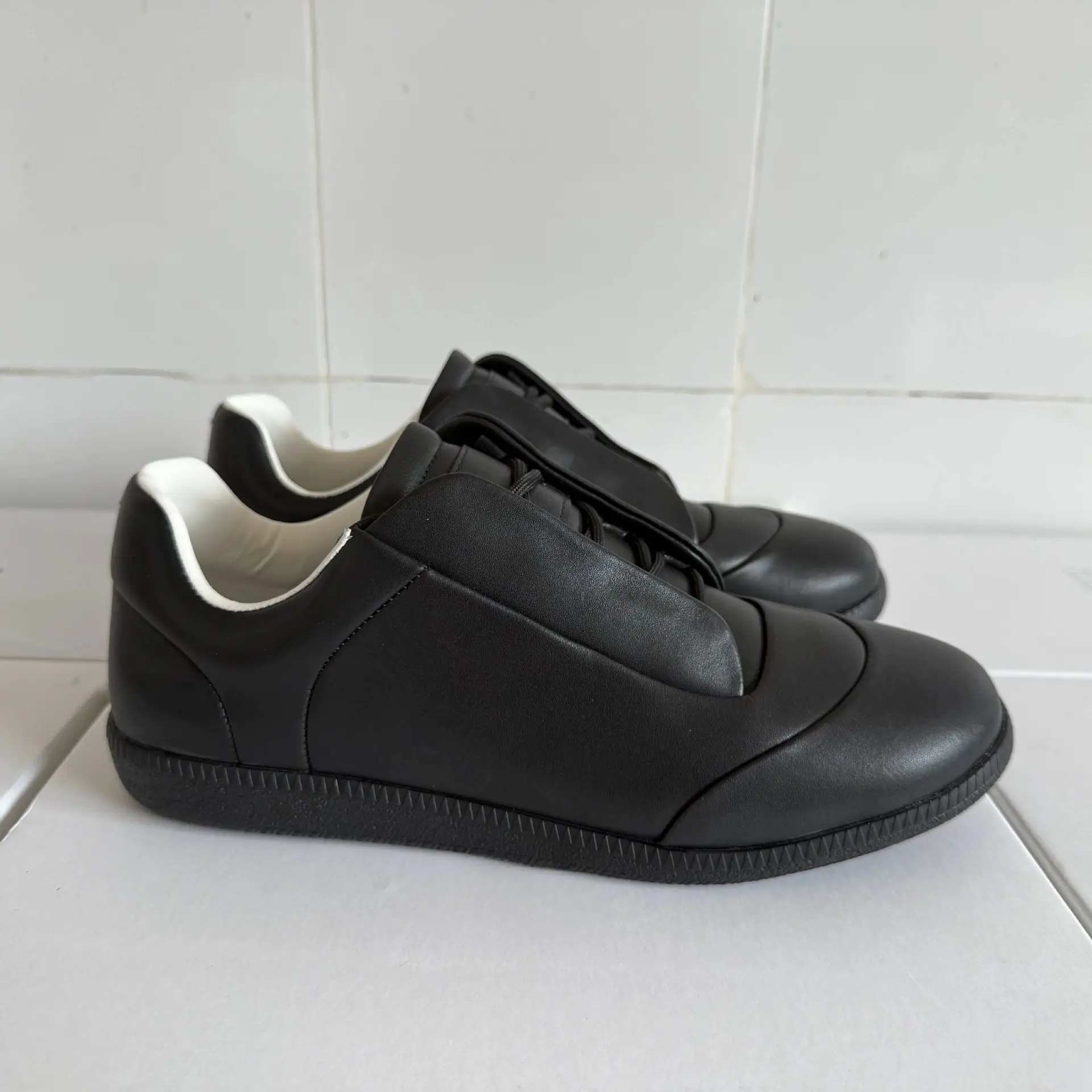 

New Unisex Premium Leather High-Top Low-Top Sneakers Stacked Collar Hidden Lacing Minimalist Luxury Streetwear Fashion Men Women