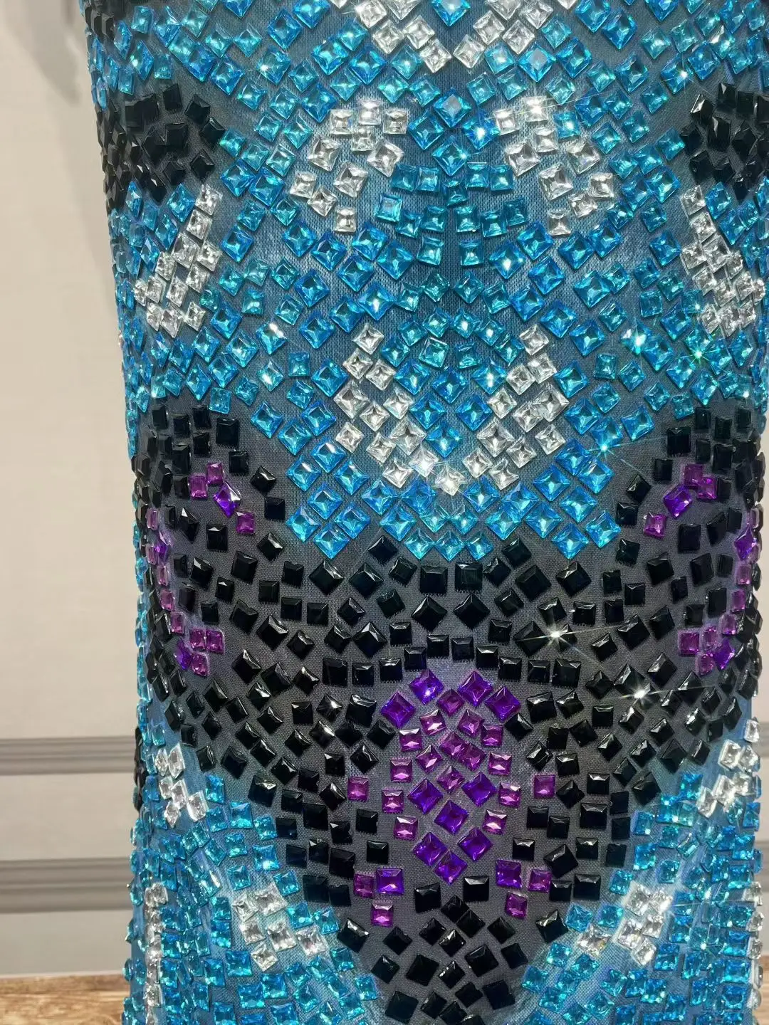 ชุดราตรีหรูหรา Huanqing ชุดเซ็กซี่สั้นประดับคริสตัลหลากสี กระโปรงทรงเข้ารูป ชุดออกงานพรอม ชุดงานเลี้ยงคืนสู่เหย้า