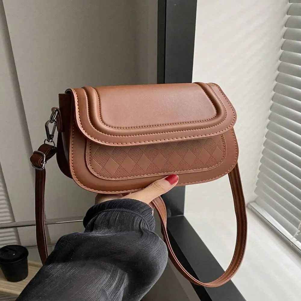 

Женская маленькая сумка через плечо в клетку