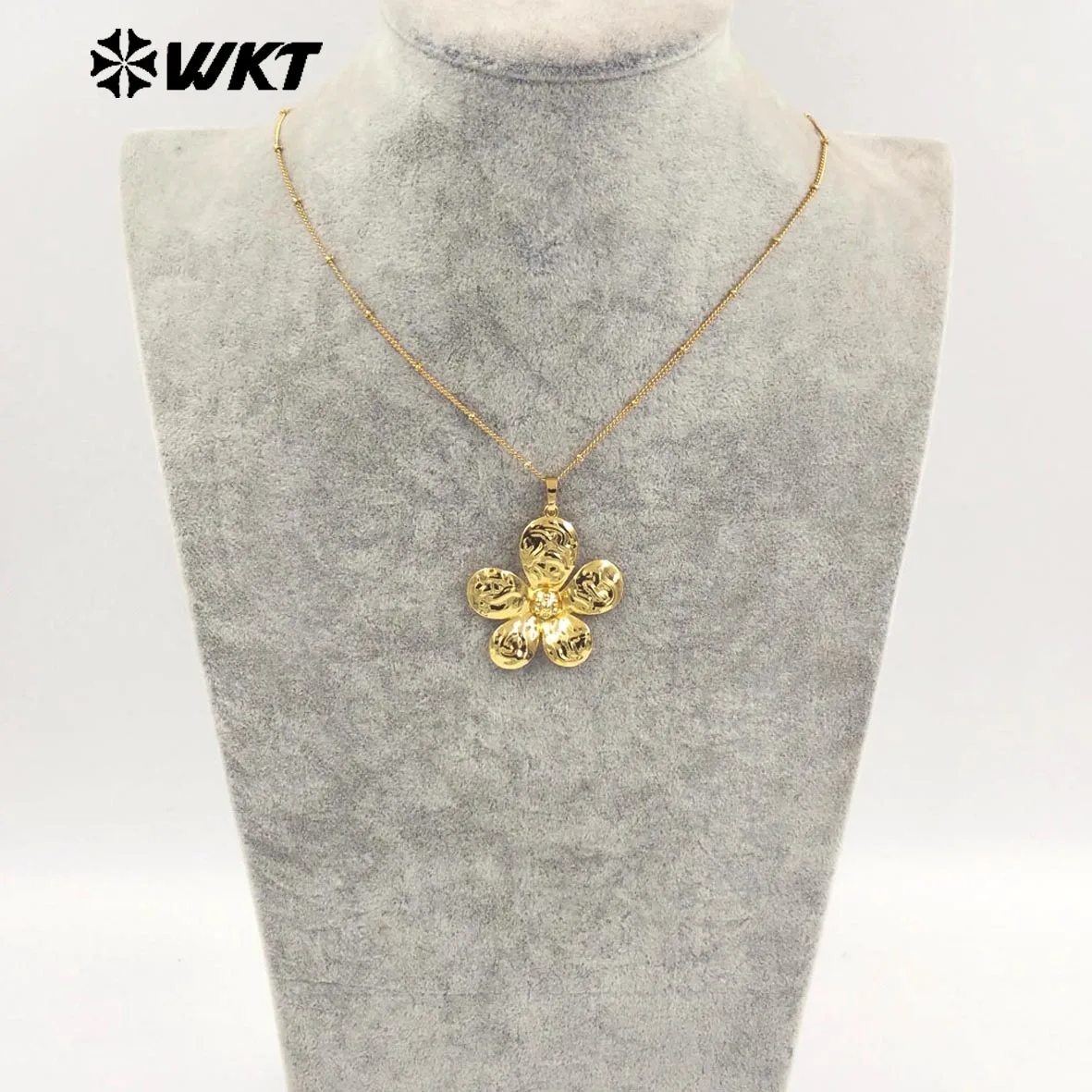 

WT-N1478 Beautiful Flower Pendant Silver& Yellow Brass 18 Inch 18K Gold Plated Chain Necklace For Women Sweater Or Skirt ACC
