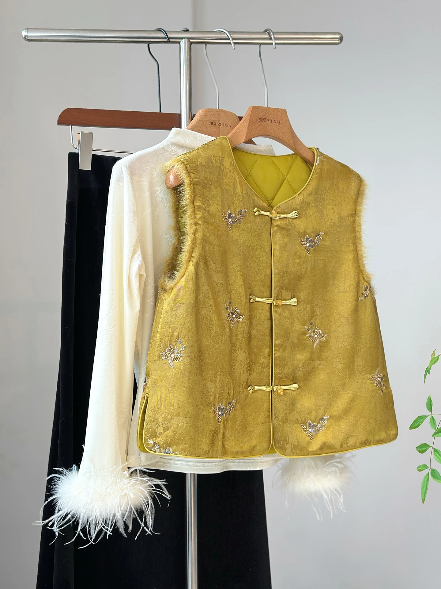 High-End Young White New Chinese Style Vest Women's Real National Yellow Embroidery Daily Quilted Outer Wear