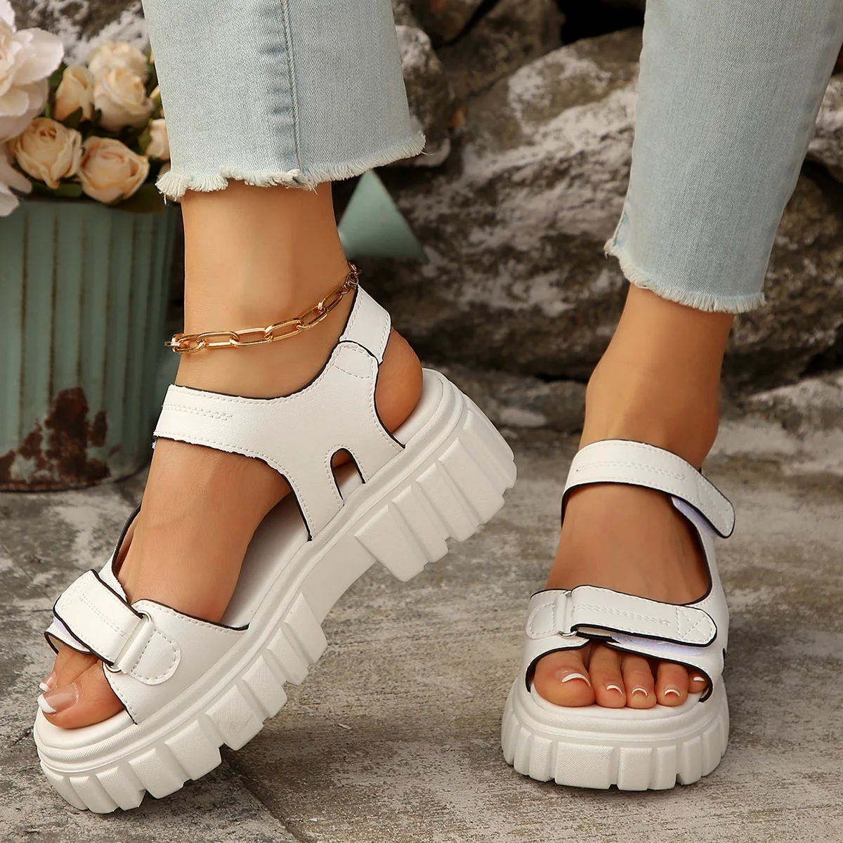 

The 2025 summer new fashion large-sized thick-soled sandals for cross-border trade with round toe and small chanel-style sandals