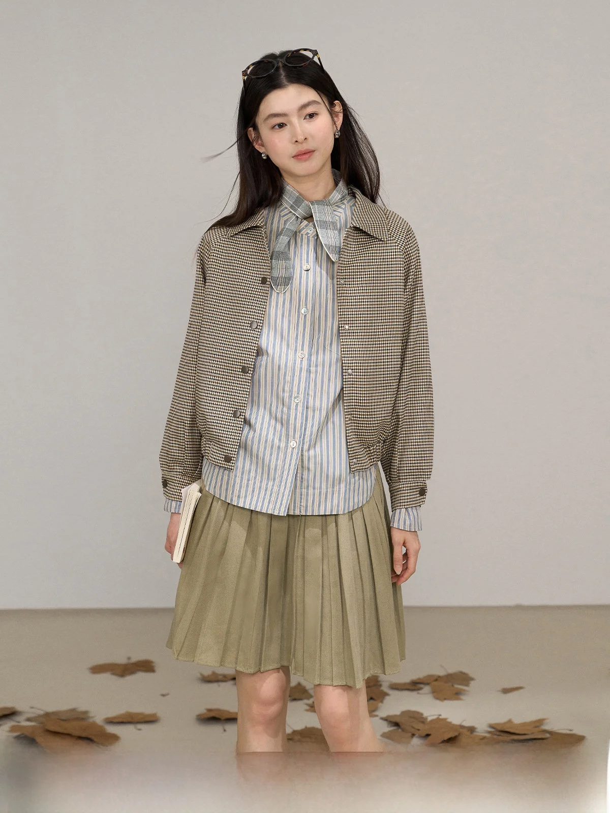 

Осенняя женская клетчатая короткая куртка 2025 года с отложным воротником, модная элегантная верхняя одежда коричневого цвета в стиле колор-блок