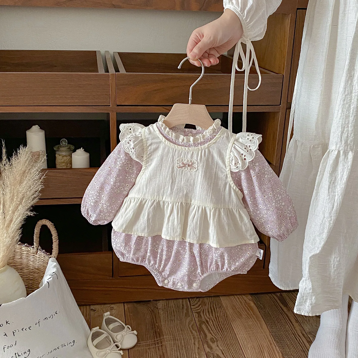 

Autumn 2025 New Girls' Floral Shirt Fashion Korean Edition Western Lace Ha Yi Two Piece Set