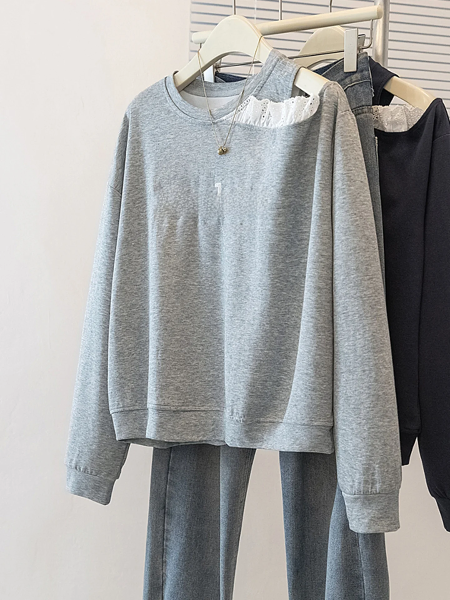 

Корейский свитшот с длинными рукавами и надписью, женский, на раннюю осень, больших размеров, с эффектом похудения, модный дизайн, удобный, свободный крой