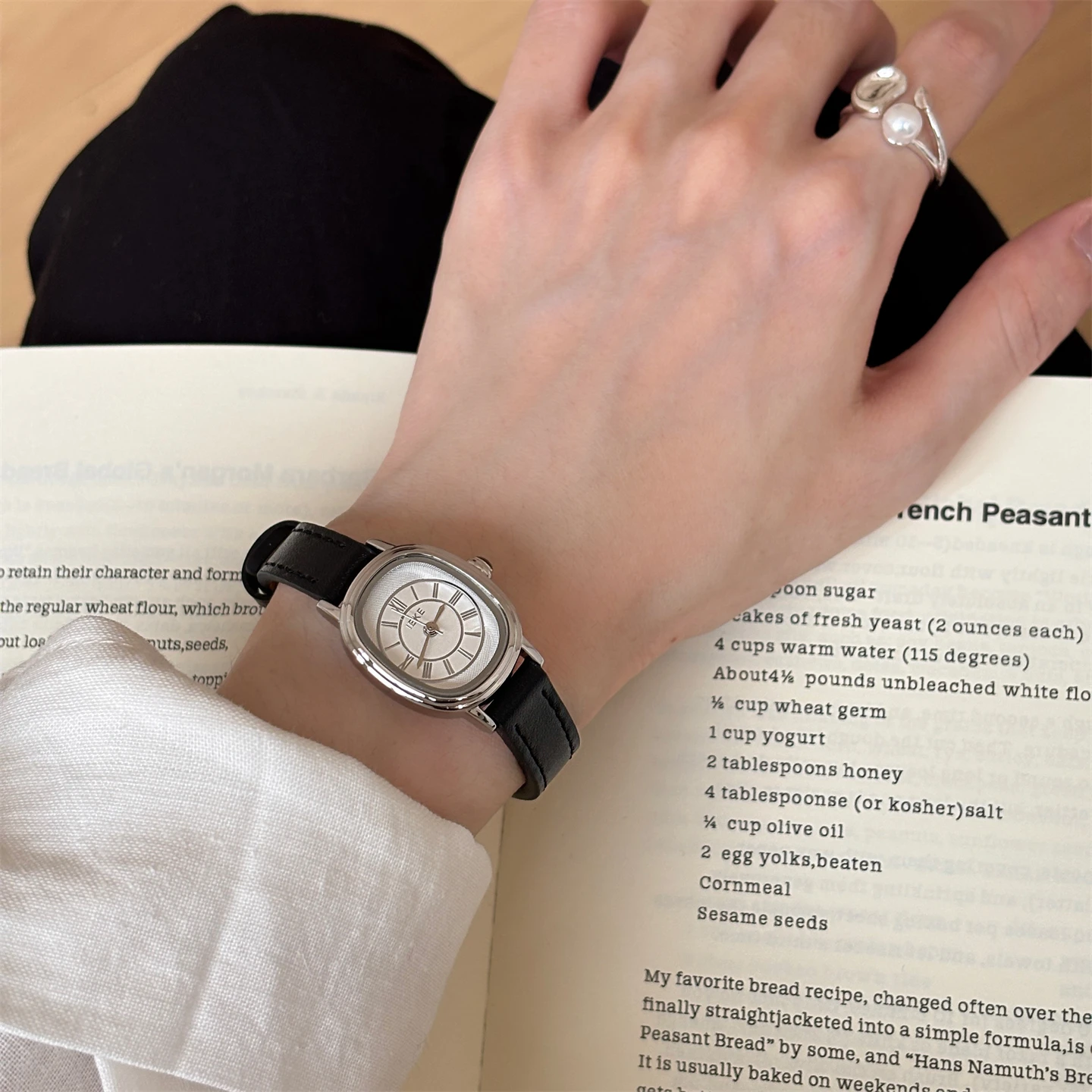 New Minimalist Leather Strap RoundWatch For WomenA Stylish And VersatileTimepieceWith A Beautiful DesignA Perfect Gift For Women