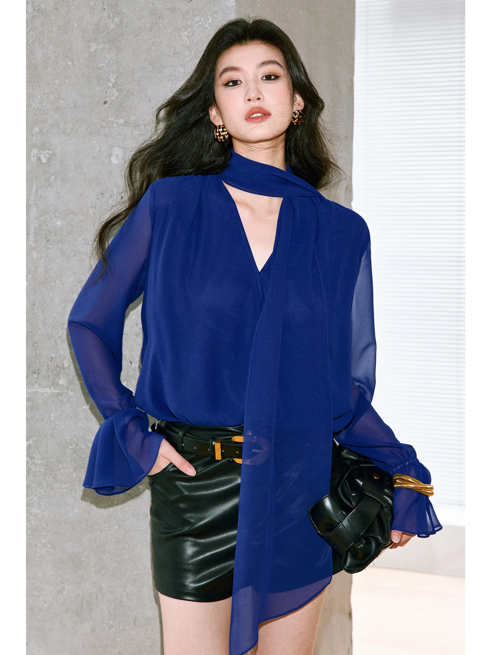 

Женская модная блузка WANGXO из шифона с V-образным вырезом, жемчужной отделкой и рукавами-колокол, коллекция Весна