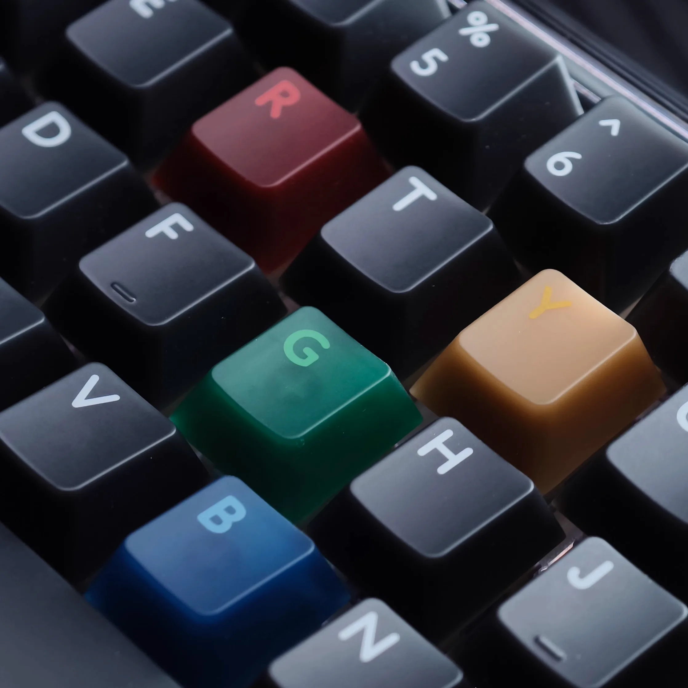 ضباب أسود من خلال غطاء مفاتيح الكمبيوتر الشخصي الأصلي ضوء شفاف للغاية مناسب للوحة المفاتيح الميكانيكية المخصصة ace68 Night Magic wo