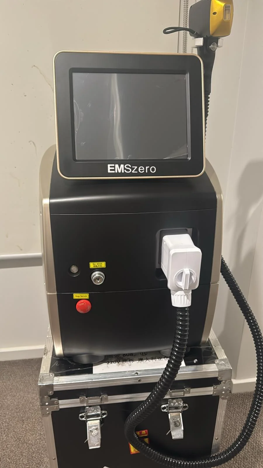 

Профессиональный ледяной титан, 4000 Вт, 808, диодный лазер для удаления волос, 3 длины волны, все пятна замерзания кожи, устройство для эпиляции