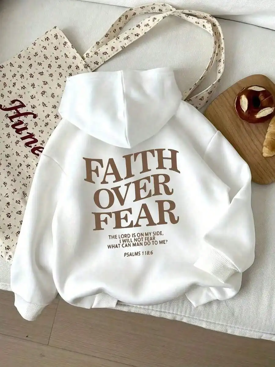 

Христианская толстовка «Вера выше страха» для женщин — белый пуловер с коричневой надписью, свободный крой, длинный рукав, капюшон на шнурке