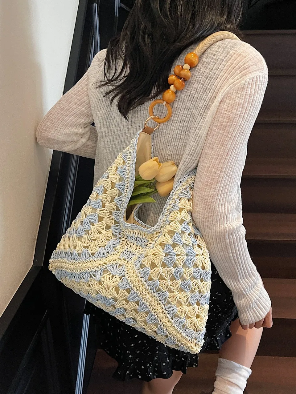 Beach Vacation Straw Woven Bag for Women's New Versatile Commuting Shoulder Bag, Artistic Niche Tote Bag