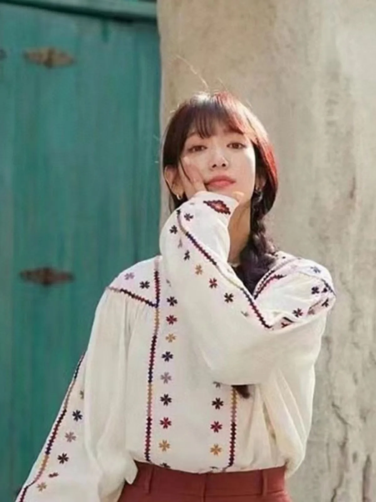 

Женская хлопковая блузка с круглым вырезом, пуговицами спереди, вышивкой и цветочным принтом, свободного кроя, с длинными рукавами, осенний топ