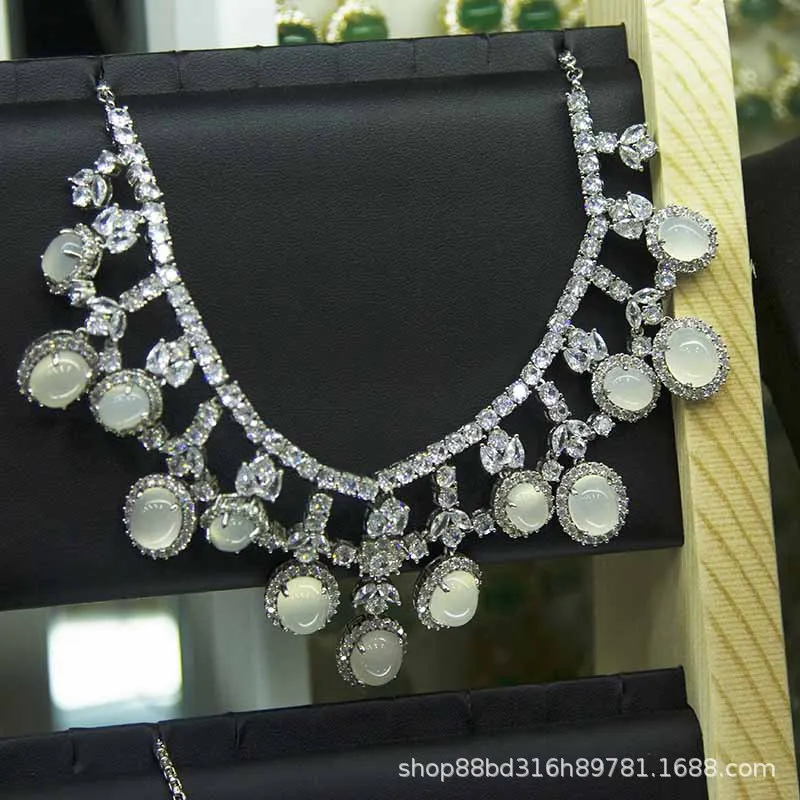 

Набор украшений из халцедона и агата: серьги-гвоздики, кольцо, ожерелье с серебряным покрытием и инкрустацией, аксессуары из жадеита