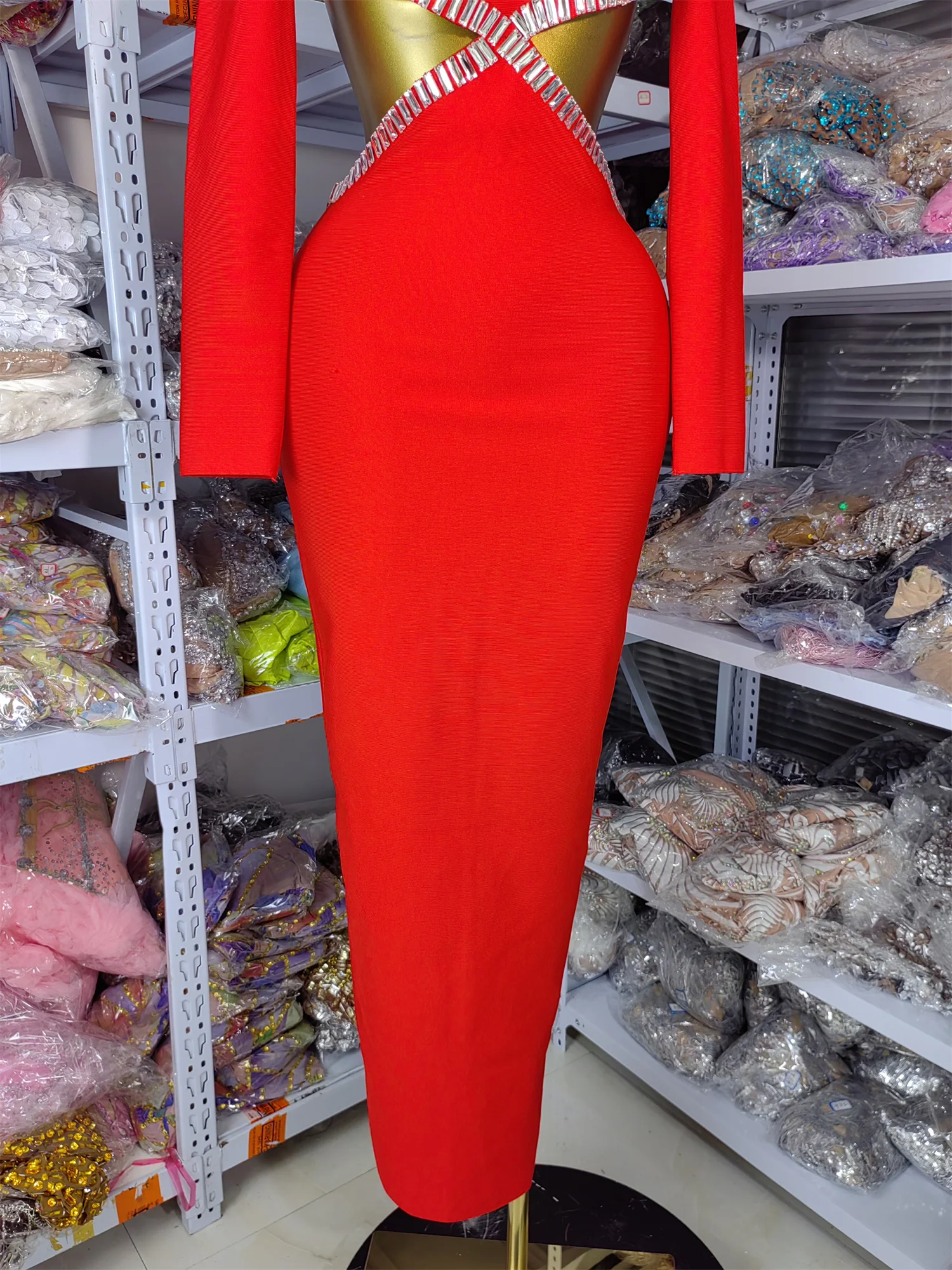 โรงงานขายผู้หญิงผ้าพันคอสีแดงชุดแขนยาวตัดคริสตัลเย็บปักถักร้อยยาววันเกิดชุดราตรี Gowns