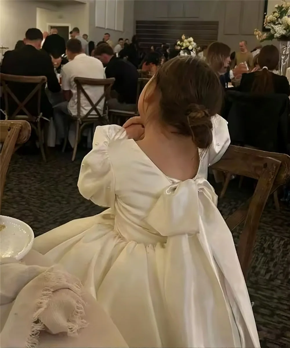 カスタマイズされたフラワーガールドレス結婚式用幼児バルーンスリーブ膝丈初聖体ドレス子供フリルサテンパーティードレス