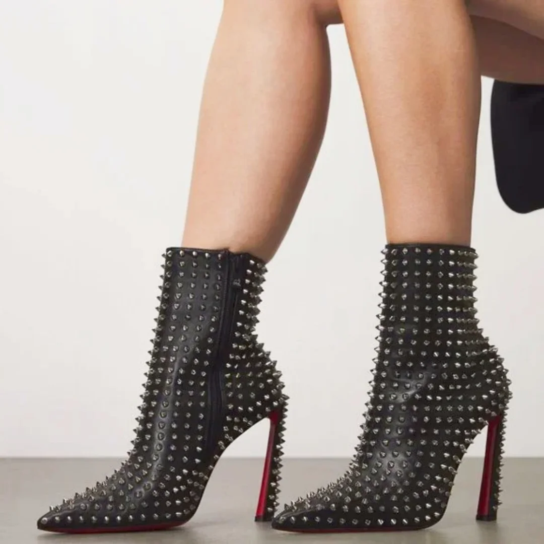 

Лодки на тонком высоком каблуке с боковой молнией, женские вечерние свадебные туфли, золотые, серебряные металлические заклепки, высококачественные черные кожаные женские ботильоны