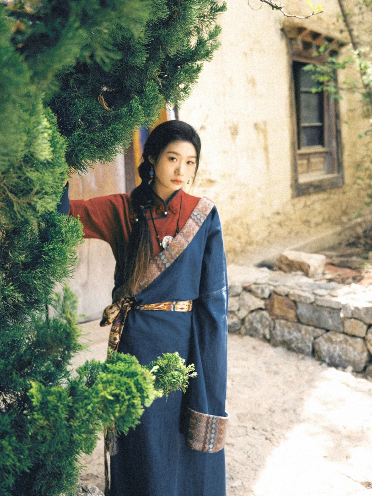 

Современный тибетский женский джинсовый плащ-кимоно (кимоно-платье) весна 2025: модная этническая тибетская одежда, традиционная женская одежда