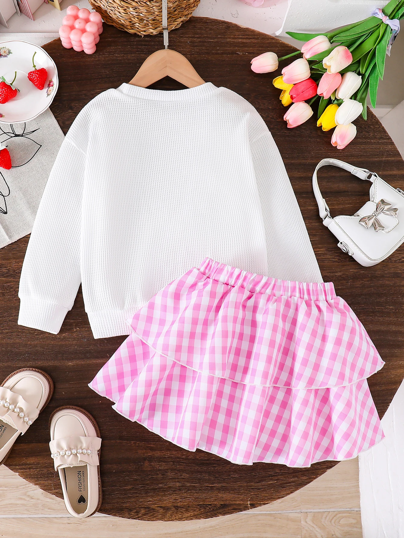 2-Piece Set: Girls' Casual Long-Sleeve Strawberry Sweatshirt Top + Elastic Waist Bow Plaid Tiered Skirt for Spring, Autumn, and Winter. Girls' Fashionable T-Shirt and Sports Pullover with Skirt Set. Cute Trendy Street Style Elegant Ladylike Skirt Set for Girls. Comfortable Soft Princess Dress for Ages 4-5-6-7-8. Suitable for Outdoor Activities, Casual Wear, Parties, Holidays, Gifts