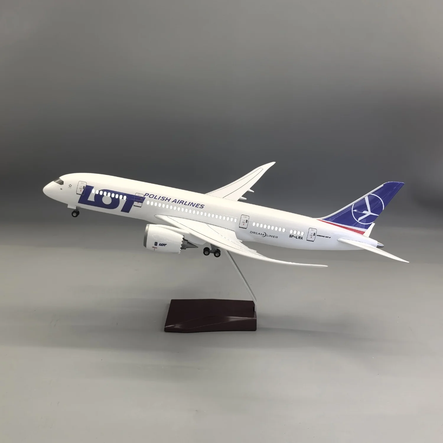 

Новые модели самолетов в масштабе 1:130, 43 см, авиакомпания Polish Airways B787, игрушечная модель самолета для детей, литая из смолы, с LED-подсветкой, деревянная подставка, сувенир