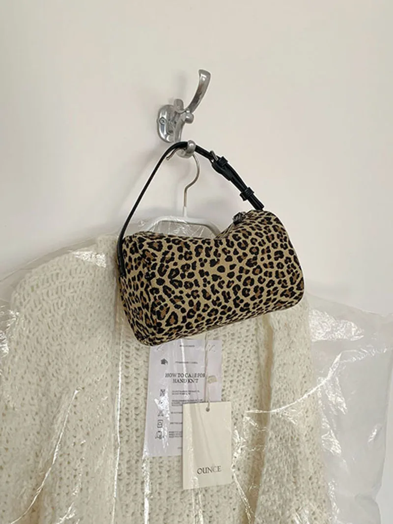 

Матовая замшевая женская сумка через плечо, изысканная живая винно-красная маленькая сумка-подушка круглой формы, замшевая женская сумка на плечо