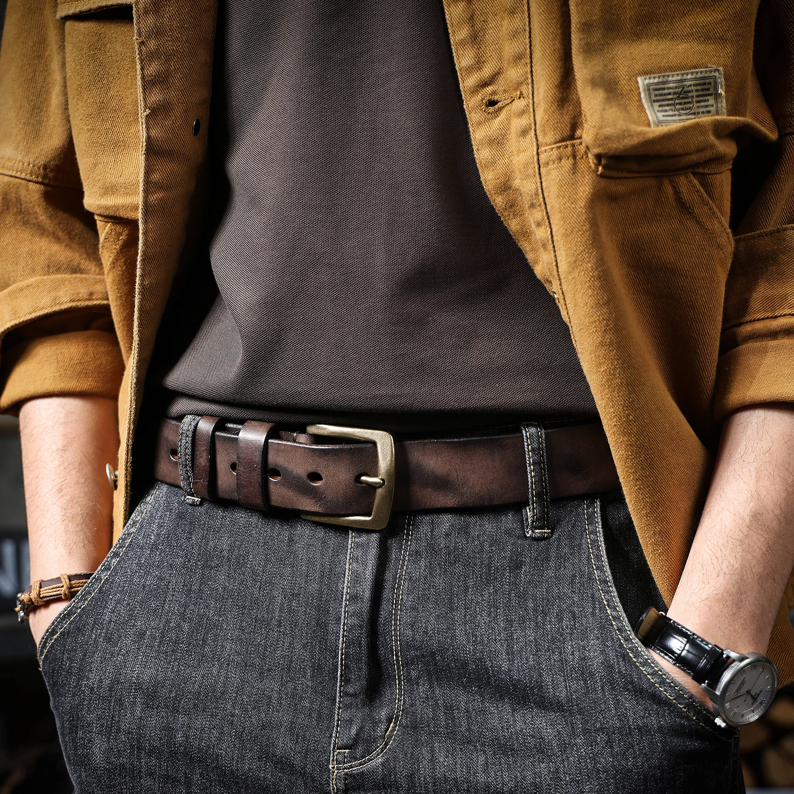 S.WORKER Klassischer dicker Herrengürtel aus echtem Leder, Messing-Dornschließe, vollnarbiges Rindsleder, Vintage-Freizeitgürtel für Jeans, mit Geschenkbox – Detail 5
