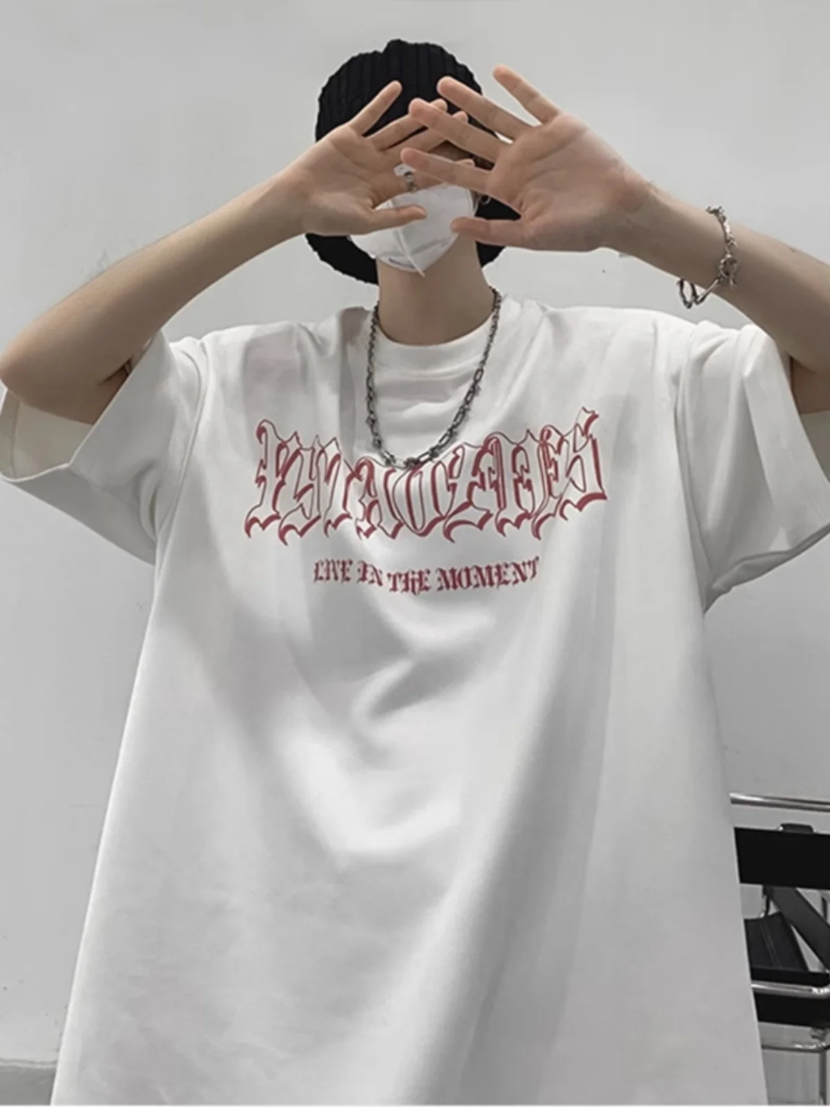 

Белая мужская футболка из плотного замшевого материала с коротким рукавом, маленьким воротником, оверсайз, летняя, модная, брендовая, с круглым вырезом, в стиле бэт-футболка.