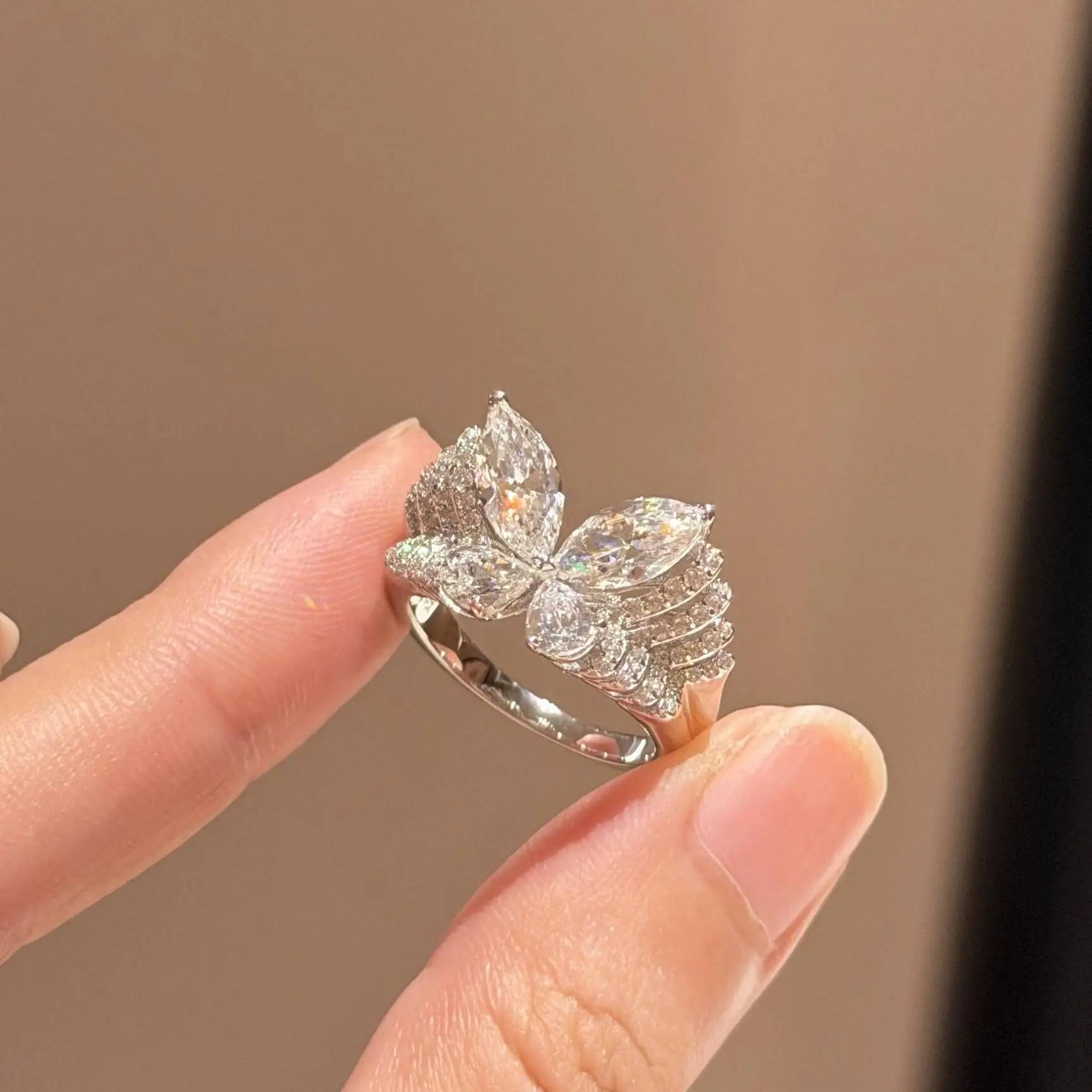 anel-elegante-com-diamante-flash-design-versatil-e-moderno-para-mulheres-estilo-luxuoso-leve-anel-de-liga