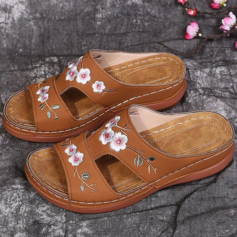 Sandalias de cuero con flores bordadas para mujer, zapatillas de cuña informales ligeras para exteriores, zapatos de verano sin cordones, 2024