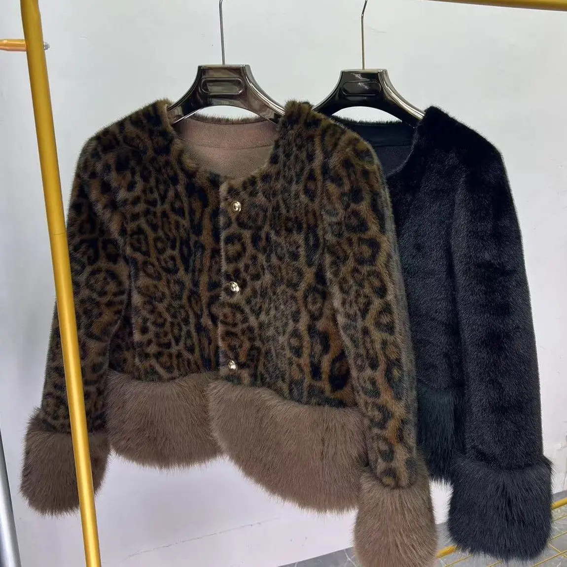 

2025 Autumn/Winter New Women's Fur Jacket Commuter Short Faux Fur Jacket