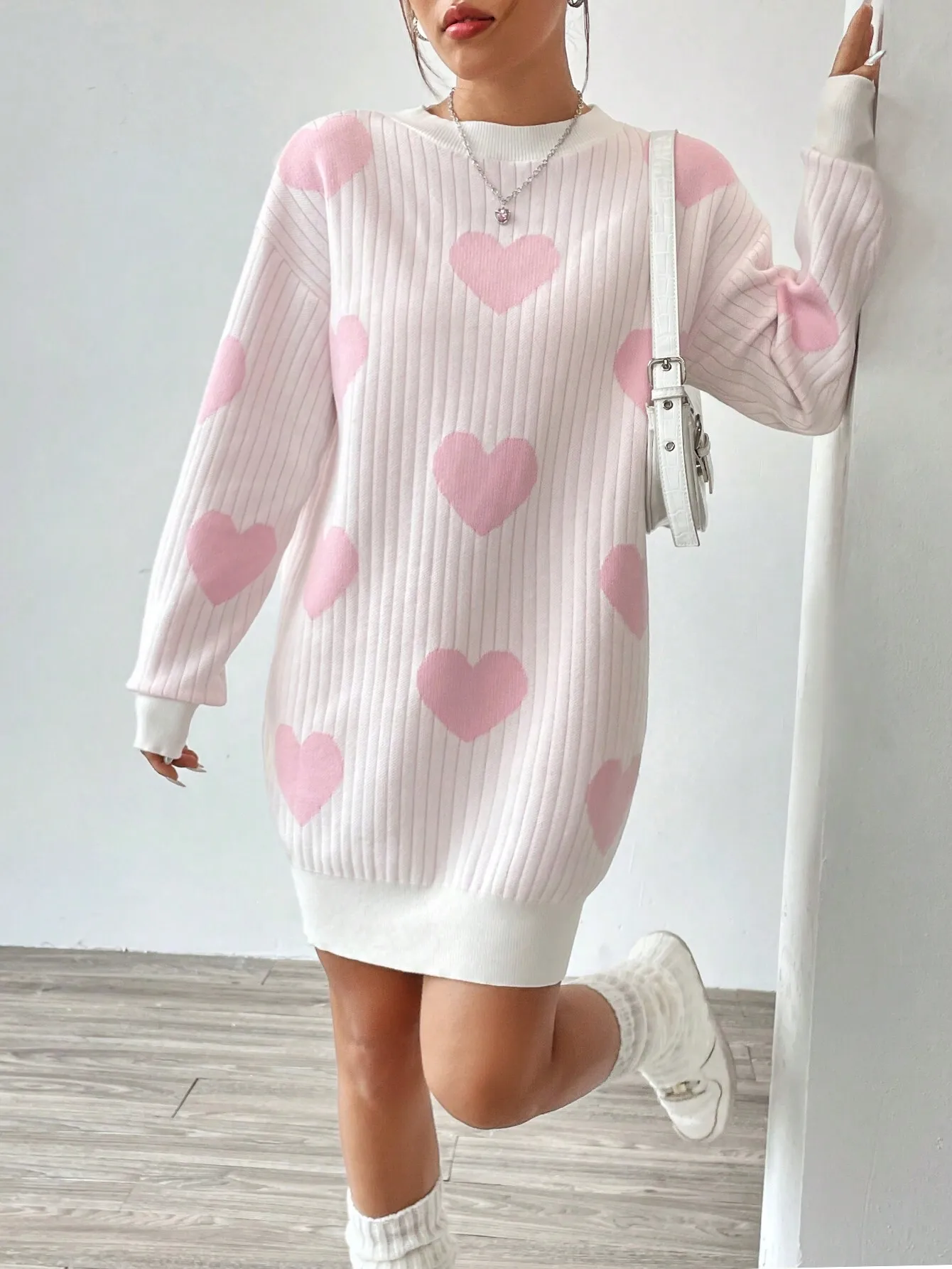 

Розовое трикотажное платье-свитер с принтом в виде сердечек, с заниженной линией плеча, для женщин, осенне-зимнее, повседневное, с длинным рукавом, свободного кроя