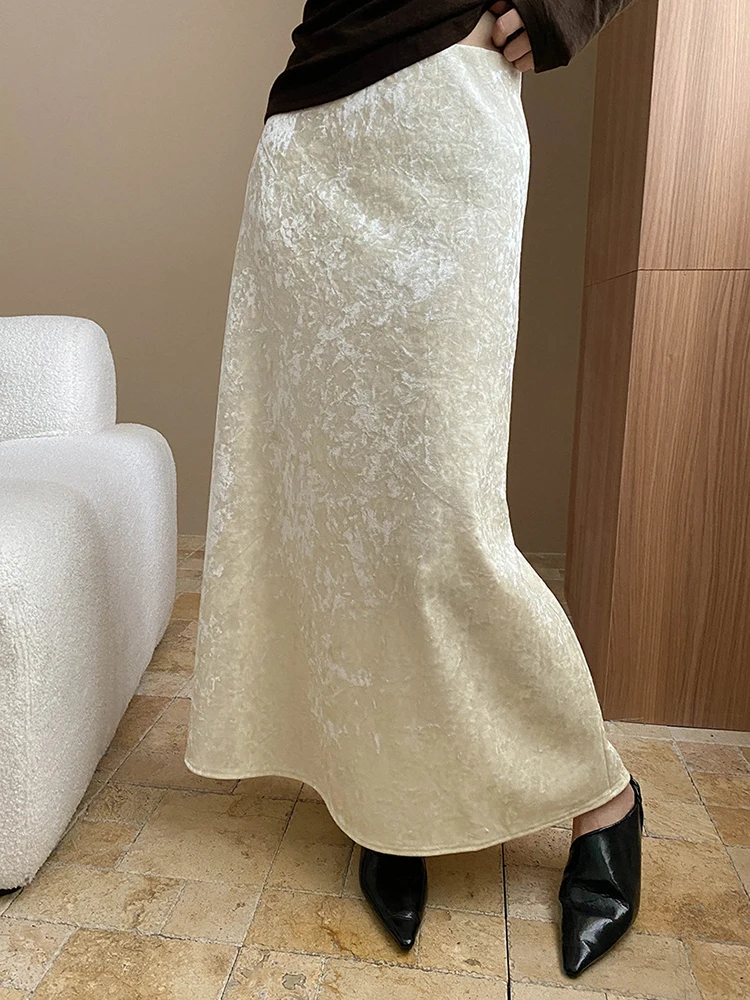 YERMORA High Waist Beige Velvet French Vintage Half Body Skirt For Women Loose Fit Fashoin Tide Spring Autumn 2025 New