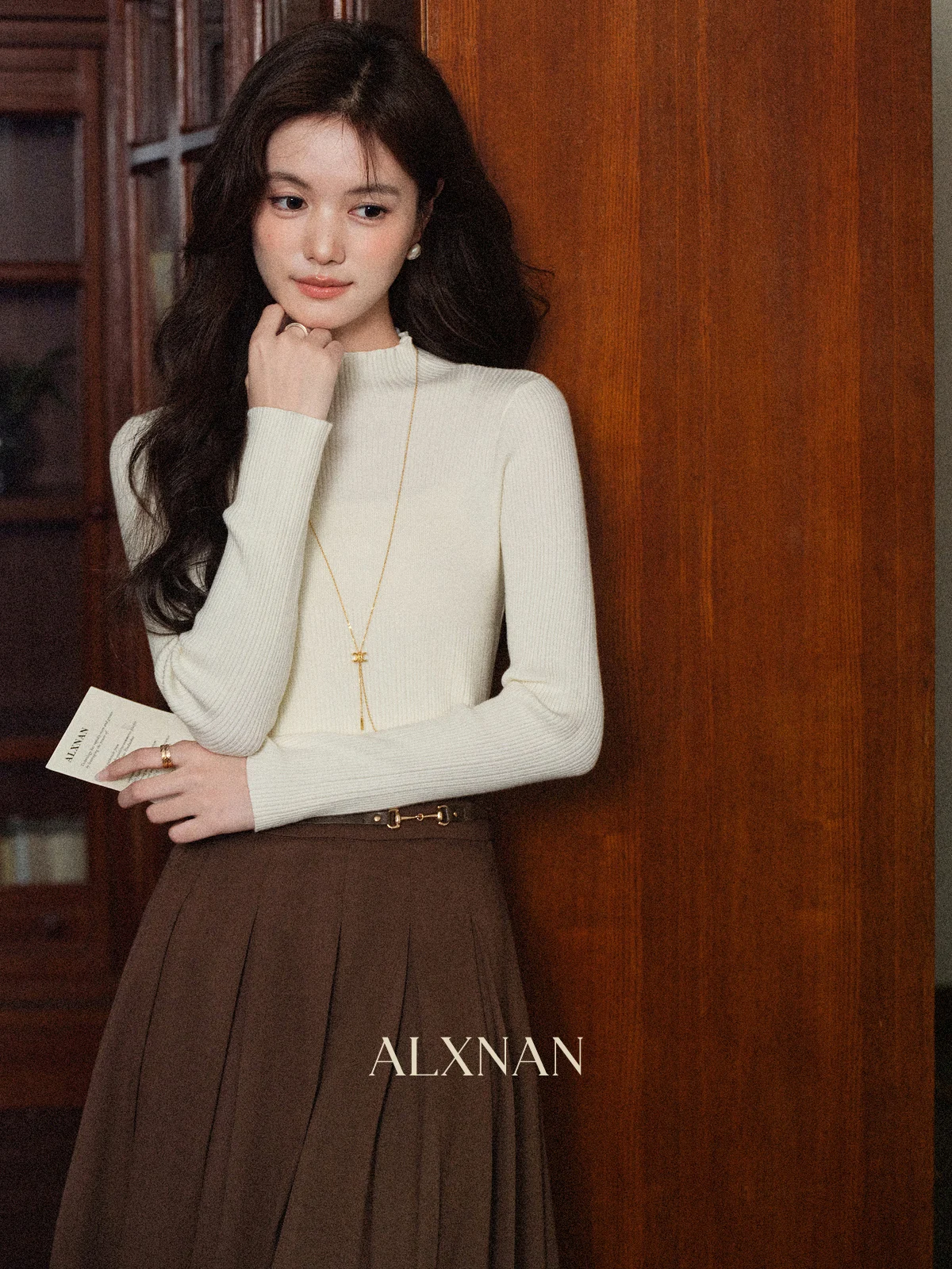 ALXNAN Maglione nero da donna 2025 Autunno Slim-fit Collo semi-alto Maglione a maniche lunghe Casual Basic Pullover di lana Donna L57903