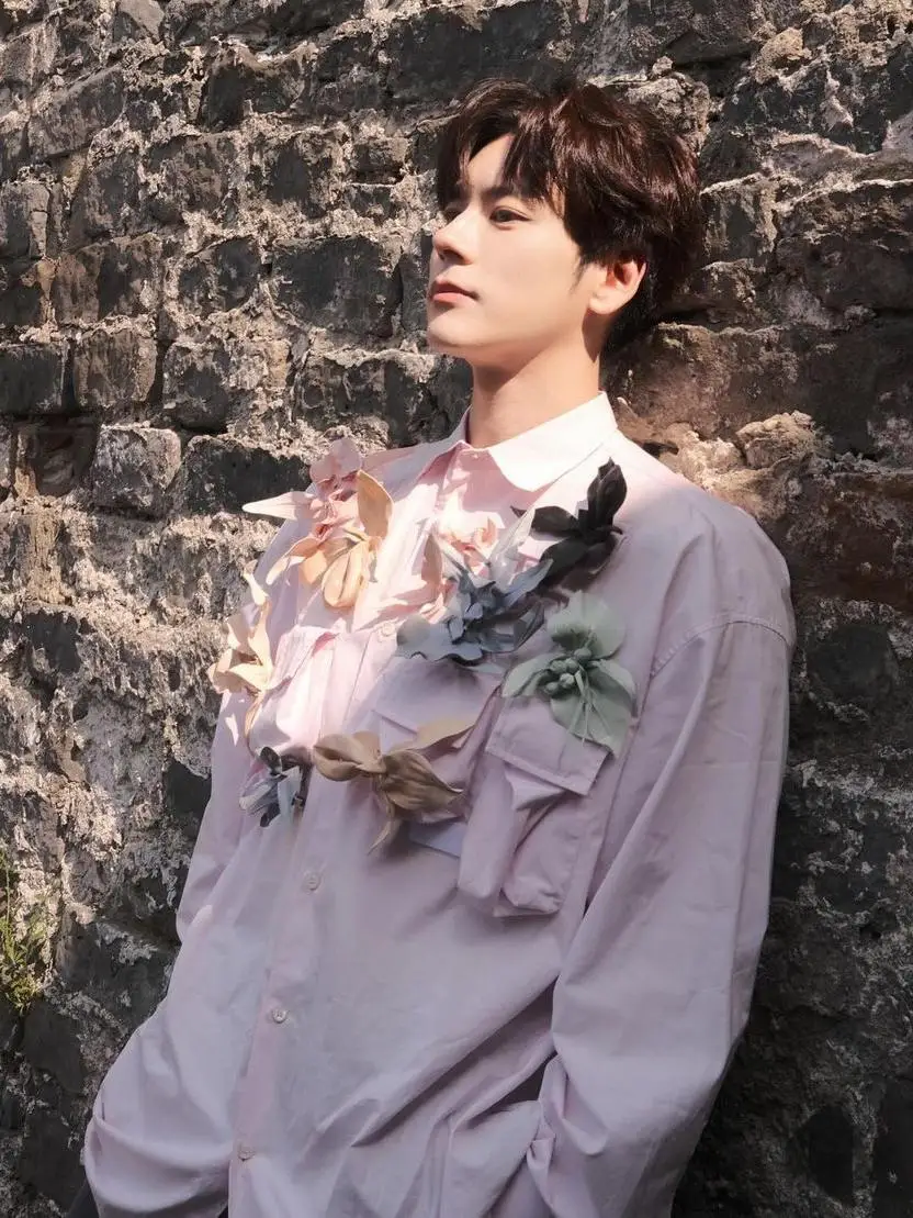 Men's and Women's Fashion Shirts 2025 Spring and Summer New Tops Flowery Three-dimensional Flowers Loose Commute Versatile Shirt
