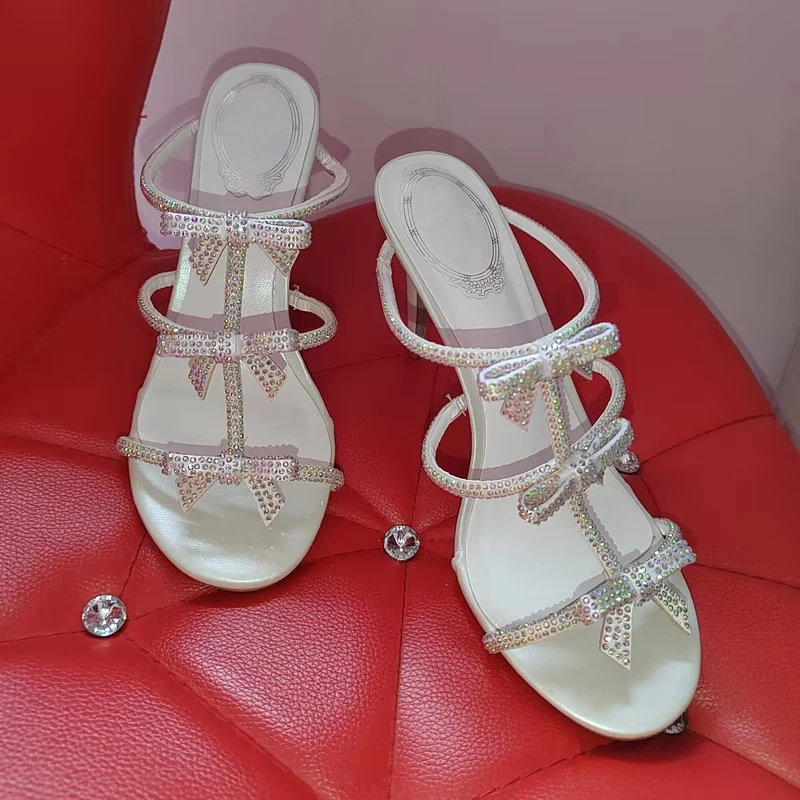 Zapatillas de tacón de aguja con lazo múltiple y diamantes de imitación blancos para mujer, zapatos romanos de tacón alto con punta abierta, color rosa y rojo, moda de verano 2026