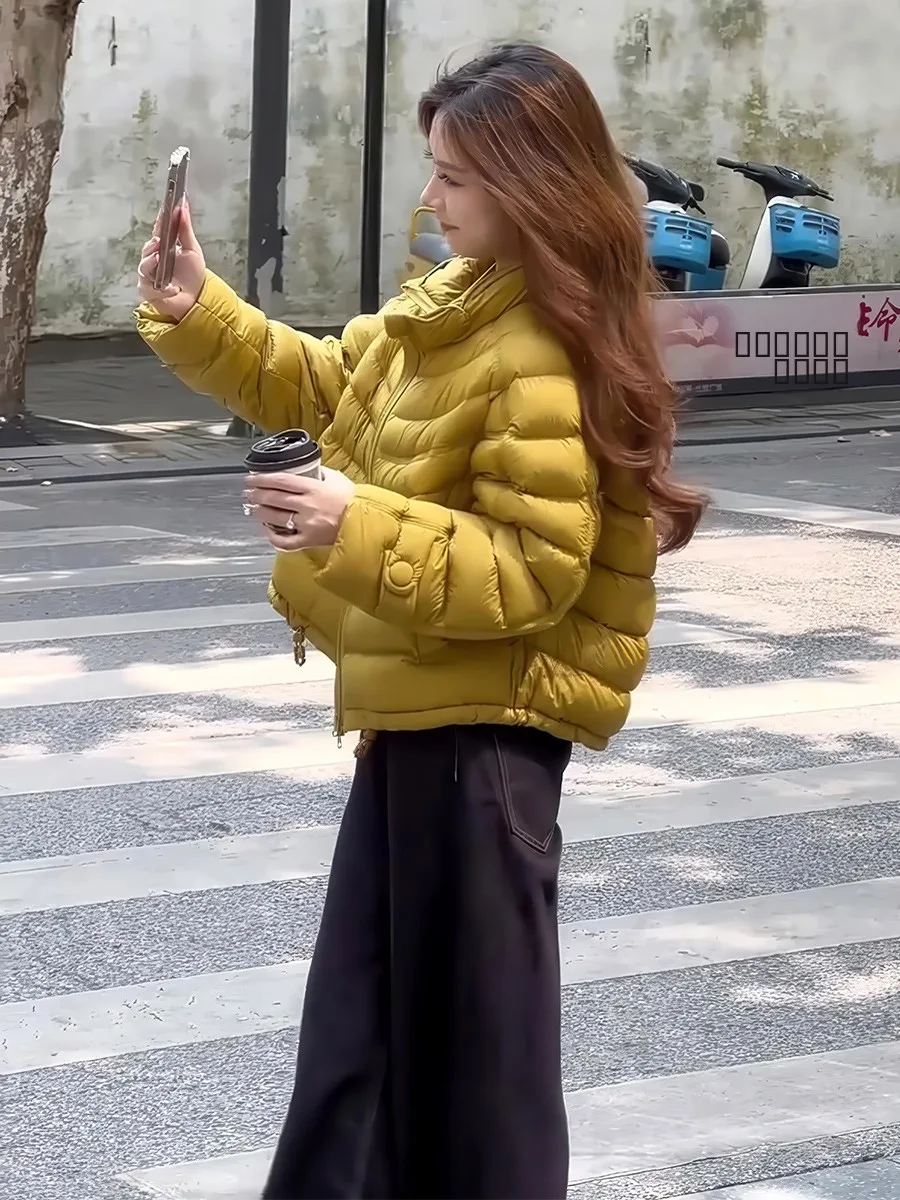 

Легкая белая женская зимняя куртка-пуховик с воротником-стойкой, желтая, теплая, приталенная, маленького размера, в стиле «хлебный пуховик»