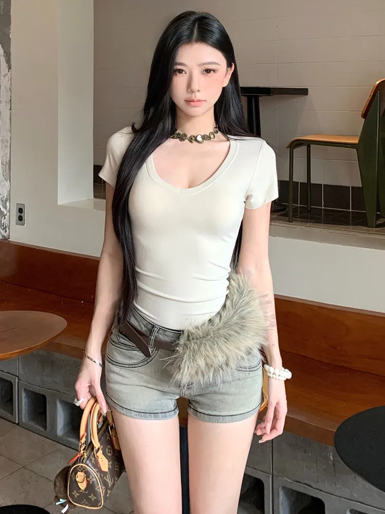 

V-neck solid color slim fit T-shirt +low waist versatile straight leg hip hugging denim shorts+hairy belt three piece set