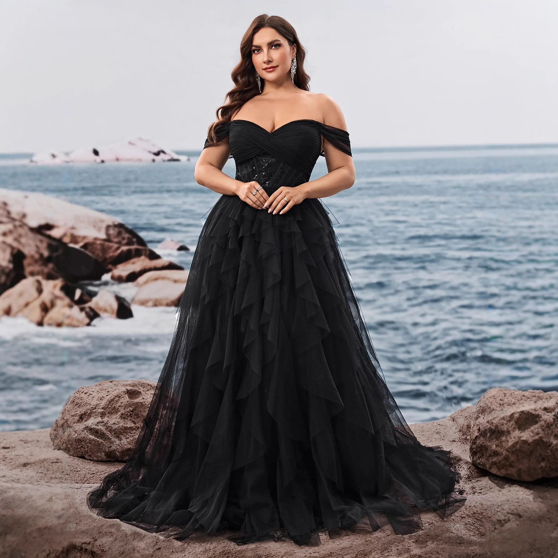 Abito da sera maxi nero taglie forti con spalle scoperte, scollo a cuore, corpetto arricciato, corsetto con perline in vita e balze a cascata in tulle, linea ad A