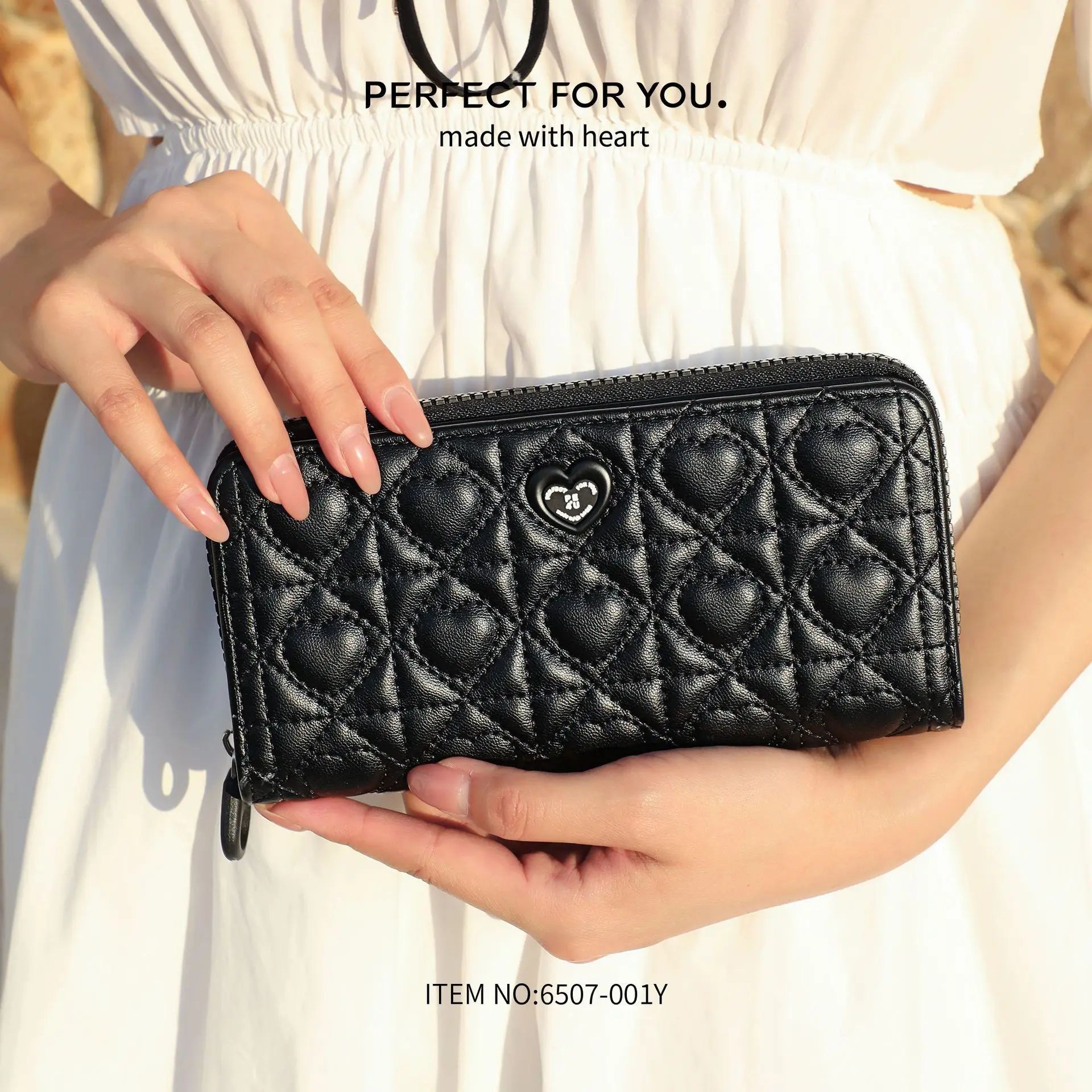 Ladies' heart-shaped pleated wallet with large capacity zipper, holding a mobile phone for storage, large capacity travel wallet