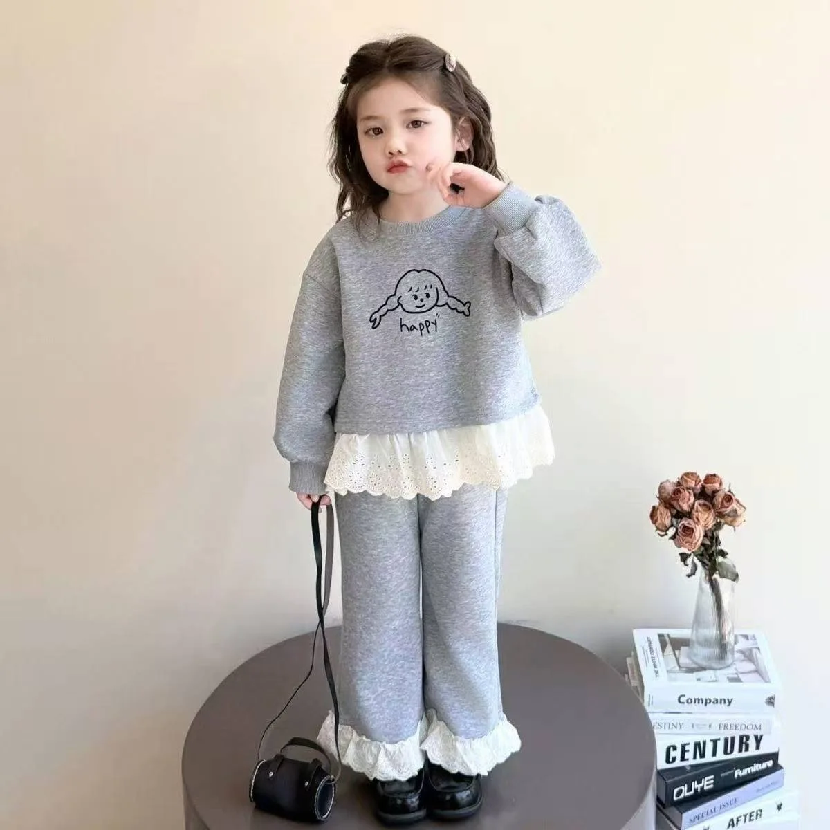 Graues Sweatshirt- und Hosen-Set mit Spitzenbesatz für Kinder – zweiteiliger Frühlings-Sweatanzug für Kinder, Babykleidung für Jungen. – Detail 5
