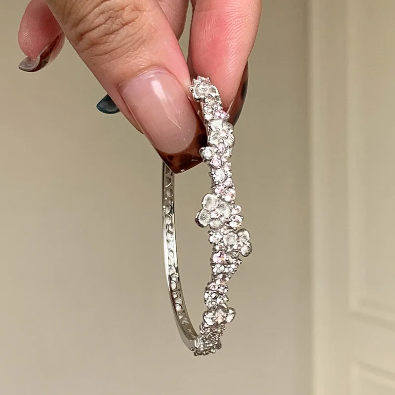 

Изысканный браслет с инкрустацией светло-розовыми бриллиантами, тонкое сверкающее украшение с цветочным узором, нежный стиль, изысканный браслет, свадебные украшения