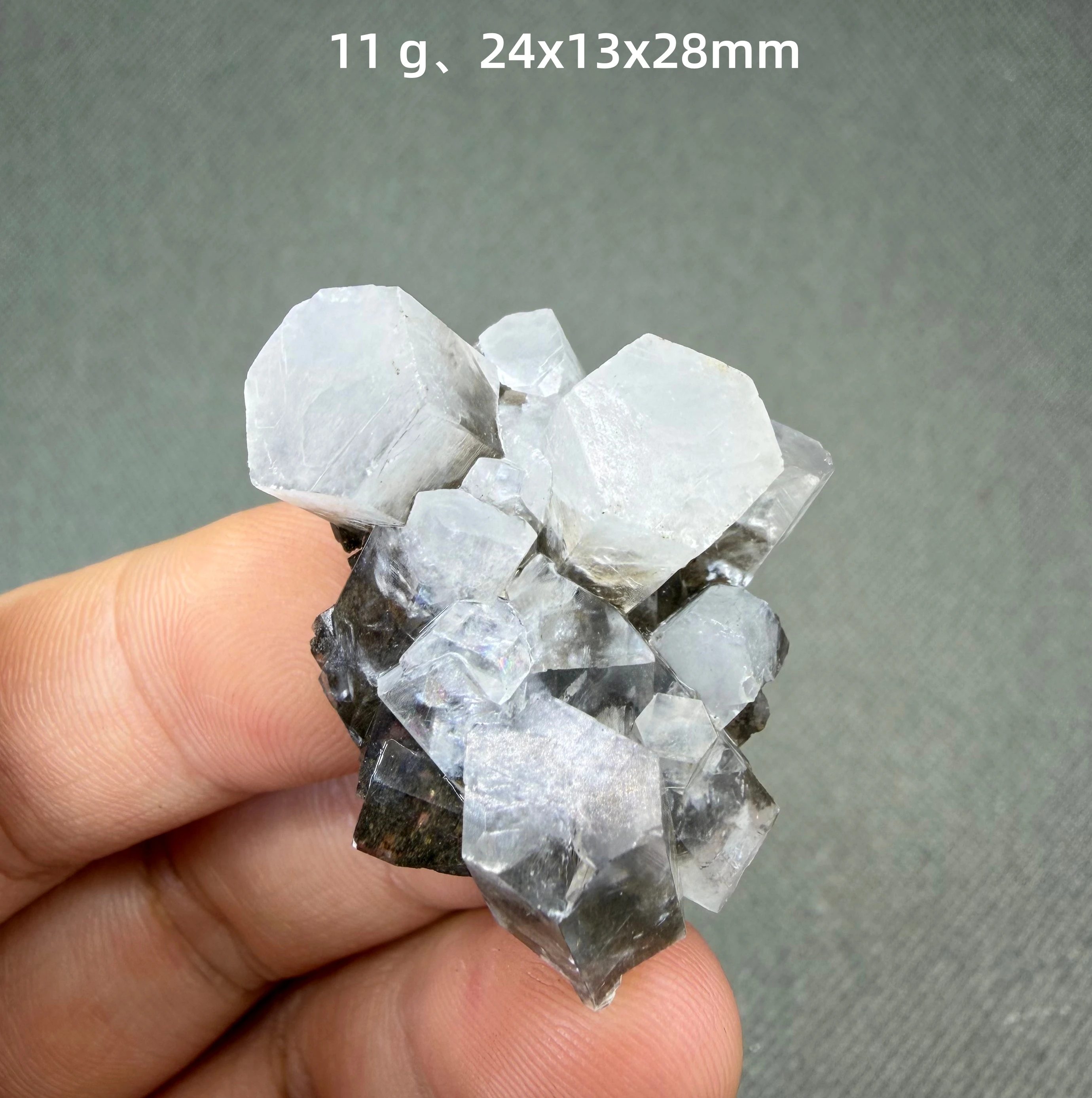 Spécimen minéral de cristal de calcite hexagonale iridescente naturelle du Fujian, en forme de prisme, avec cluster de cristaux