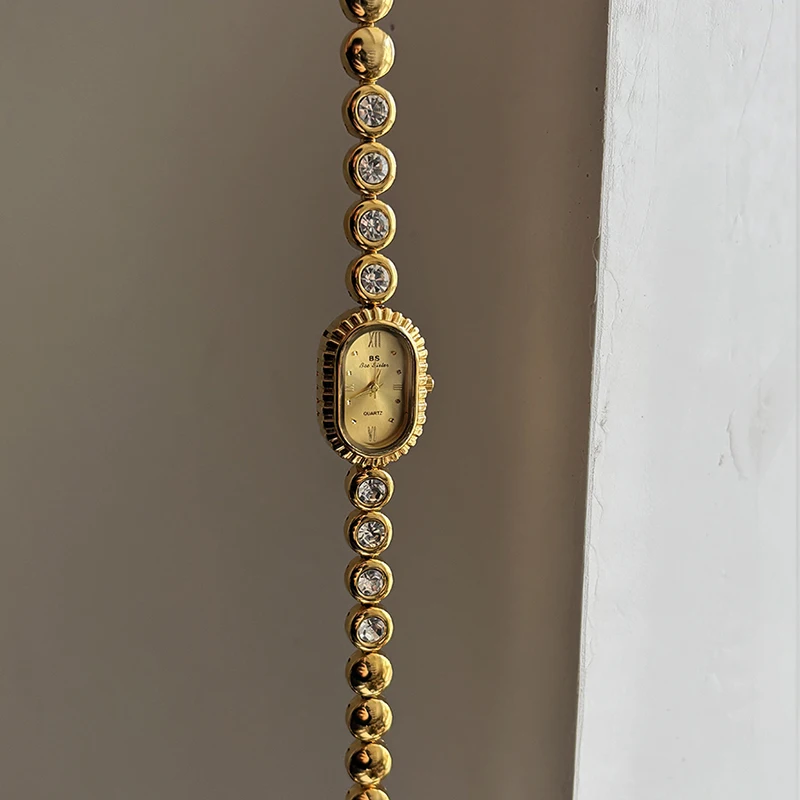 

Elegant women's wristwatch, vintage-style women's watch, small dial oval watch, quartz watch, retro small gold watch.