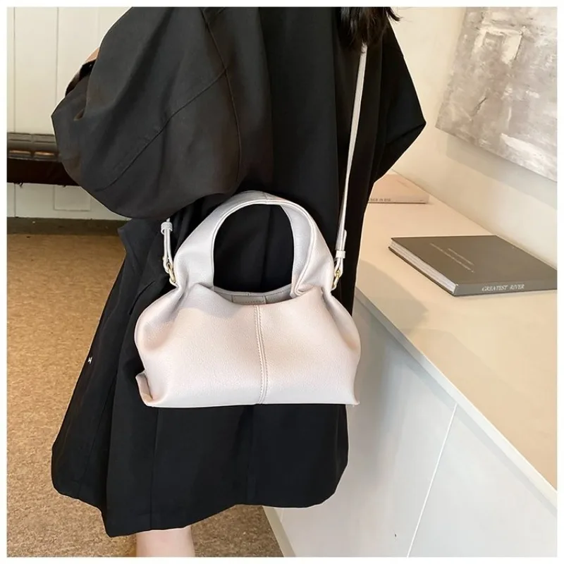 Mini-Halbmond-Umhängetasche, kompakt & stilvoll mit Wildleder-Finish und Bärenmotiv, kleine Kapazität für alltägliche Freizeitaktivitäten & Arbeit – Detail 20