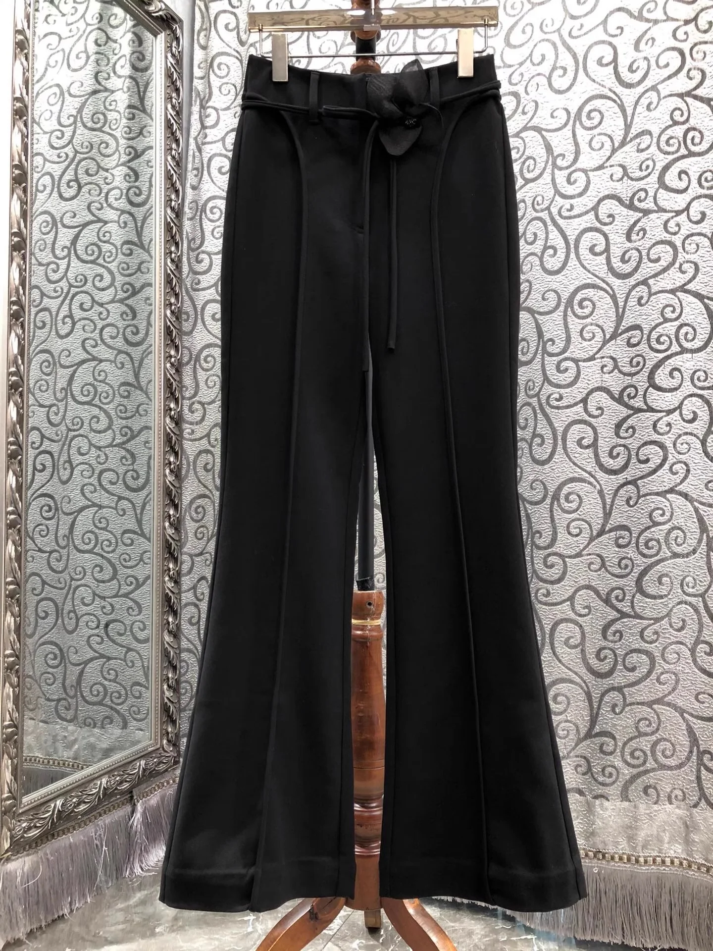 Top Quality New Long Pants 2026 Spring Designer Fashion Clothes Women Flower Deco Flare Leg Vintage Long Black Trousers Wear